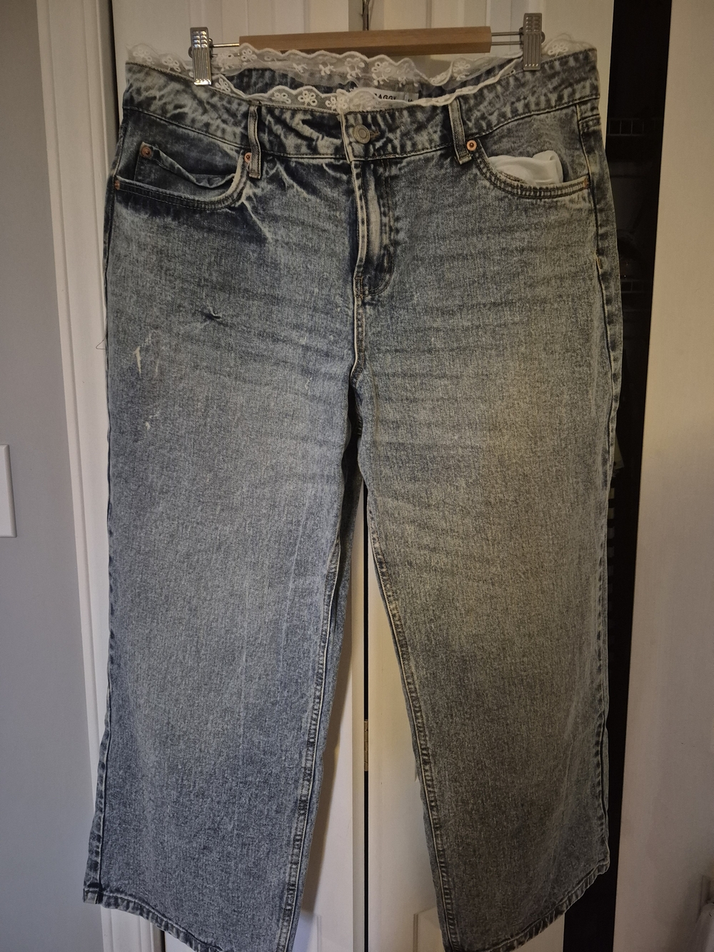 Women’s Light Wash 7/8 Straight-Leg Jeans With Lace Detail